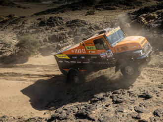 Rallye Dakar 2023: Macík tahá a třetí etapu opět vyhrál. Kvůli počasí tahal buggyny z řeky