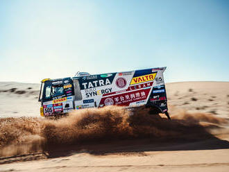 Rallye Dakar 2023: Macháček předvedl v 6.etapě týmovou spolupráci, pomohl Alliyah Koloc. Valtr brzdil i očima