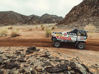 Rallye Dakar 2023: Valtrovi vzala bednu stará penalizace, Šoltysovi budou v provizorním bivaku chybět matrace