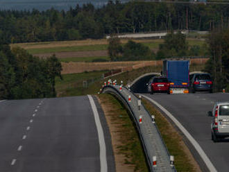 Můžete na dálnici předjíždět i zprava?