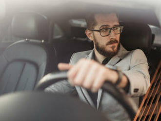 Časté způsoby sezení za volantem – a proč jsou špatně