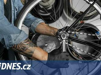 O práci se zaměstnanci automobilek bát nemusí. Můžou montovat bicykly