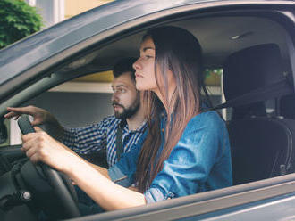 Sú mladí väčšou hrozbou na cestách? Praktické skúšky v autoškole nezvláda čoraz viac žiakov