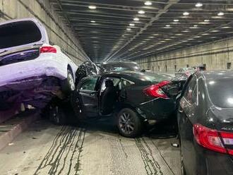 Z nehody 8 áut vodič obvinil systém Tesla Autopilot. Zábery z kamier odhaľujú, čo sa stalo