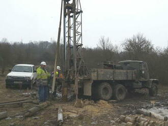 Na stavbě přemostění a obchvatu u Žiželic na silnici I/27 aktuálně v rámci geotechnického průzkumu probíhá několik typů vrtů v hloubkách od 8 do 40 metrů.