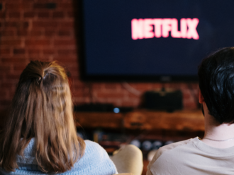 Výsledky Netflix: silný závěr roku 2022 a odchod CEO Reeda Hustingse