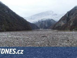 Ekologická pohroma. Řeka Drina se v Bosně změnila v plovoucí skládku