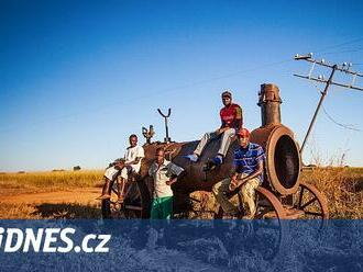 Extrémní derby aut i žirafí gulášek. Přátelské Zimbabwe nás okouzlilo