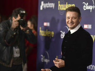 Herec Jeremy Renner je naďalej v kritickom stave. Podstúpil druhú operáciu