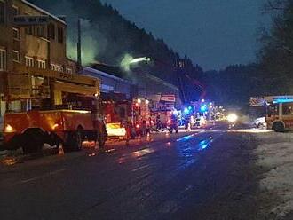 V Ružomberku horí fabrika na výrobu kontajnerov