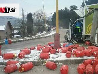 Po nehode v Považskej Bystrici zostali na ceste plynové tlakové nádoby