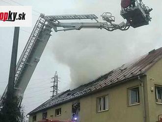 Dvojpodlažnú budovu zachvátil požiar: Na mieste zasahuje 19 hasičov