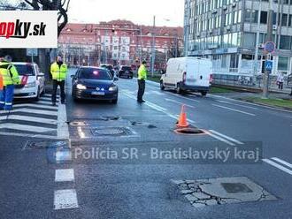 AKTUÁLNE Bratislavčania, pozor! Na Miletičovej ulici sa prepadla vozovka, dopravu riadia policajti