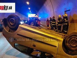 Vodiči, pozor: V tuneli Sitina smerom do Petržalky skončilo auto prevrátené na streche