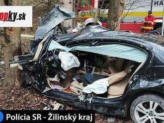 Smrteľná nehoda pri Žiline: Vodič vpálil priamo do stromu! Auto skončilo na šrot