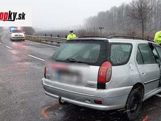 Nehody na cestách pribúdajú: V Tornali sa zranili dve osoby vrátane dieťaťa! Auto ostalo prevrátené v poli