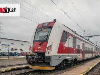 Tragická nehoda na železničnej trati: Po strete s vlakom prišla o život jedna osoba