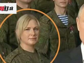 Záhadná blondínka po boku Vladimira Putina: Raz je z nej námorníčka, potom vojačka...nechýbala ani na novoročnom prejave