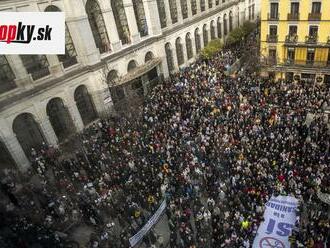 V Madride protestovali tisíce ľudí: Opozičný líder tvrdí, že vláda oslobodila sexuálnych násilníkov