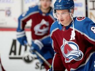 Avalanche nie sú spokojní s nebezpečným zákrokom na superhviezdu NHL + video