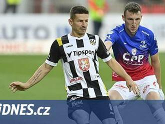 Pardubice - Hradec 1:1, domácí vedli díky penaltě, za hosty srovnal Harazim