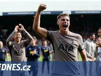 ONLINE: Oslabený Tottenham zvítězil v Lutonu. Hrají Chelsea i United