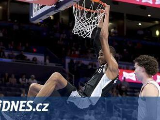 Wembanyama debutoval v přípravě na NBA 20 body, San Antonio prohrálo