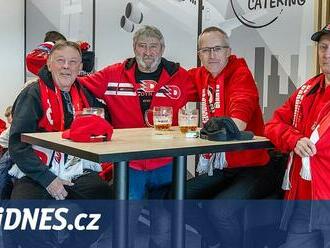 Pardubičtí fanoušci vyrazili s týmem do Belfastu. A večer půjdeme na pivo, smáli se