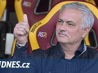 Mourinho: Viděl jsem dvě různé Slavie. A pomůžete mi sehnat číslo na Štěpánka?