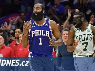 Trucující Harden se po deseti dnech připojil k basketbalistům Philadelphie