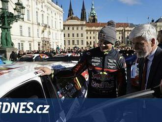 Start s prezidentem na Hradě, závoďáky v koloně. Začala světová rallye v Česku