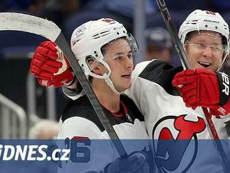 Z nevýrazného talentu hvězdou. Hughes vládne statistikám NHL, i díky pohodě