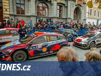 Centimetry od tragédie. Fanoušci jsou rallye oddaní, ale i šeredně riskují