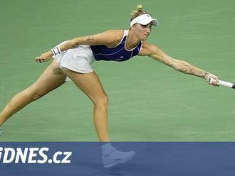 Mistryně trénují u hotelu. Vondroušová vtipkuje, že kurt mají stavět tenistky