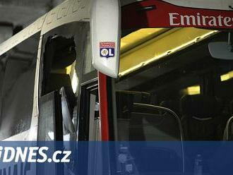 Zraněný trenér a zrušené utkání. Fanoušci Marseille zaútočili na autobus Lyonu