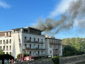 Piešťanský hotel zachvátil požiar, hostí evakuovali. Horieť zrejme začalo v saune