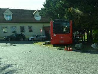 Rozbehnutý autobus sa snažil vodič zastaviť holými rukami, skončil v nemocnici