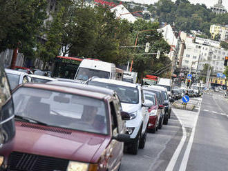 Vodičom stúpne tlak. Bratislava zvažuje bus pruh na dopravnej tepne