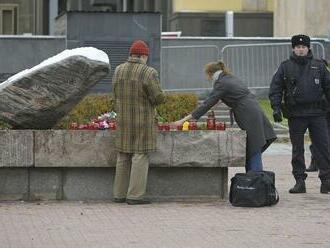 Pred zrakom FSB. Rusi si pripomenuli Stalinove obete. Kremeľ: Pre vojnu na Ukrajine „nevlastenecké“