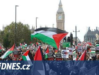 Propalestinští demonstranti pochodují Londýnem, žádají konec bombardování Gazy