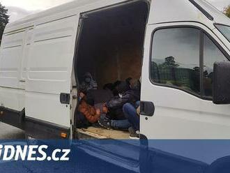 Policisté na D1 zastavili dodávku plnou migrantů, řidiče z Maďarska zatkli