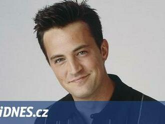 Zemřel herec Matthew Perry. Chandler z Přátel se utopil ve vířivce