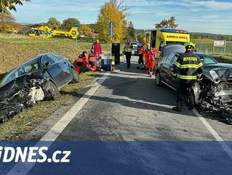 Při čelním střetu aut u Kosova na Českobudějovicku se zranili čtyři lidé