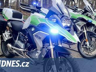 Obrana na nákupech motorek: pět pro policii, speciálové fasují koloběžky