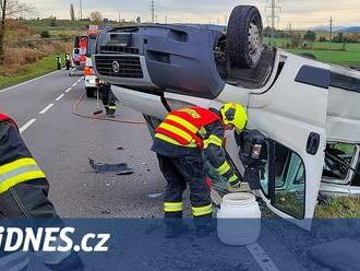 Zmatkující senior způsobil dvě nehody, jedno auto skončilo na střeše