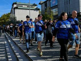 Slovan je tu! V plnom sektore hostí nechýbali svetlice, s belasým šálom pózoval aj usporiadateľ