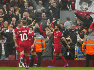 Liverpool využil presilovku v derby štvrťhodinu pred koncom. Chelsea v derby s Arsenalom nevyužila dvojgólový náskok