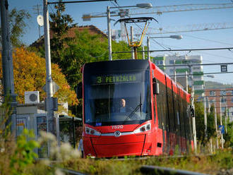 Na Vajnorskej v Bratislave muža zrazila električka. Zraneniam na mieste podľahol