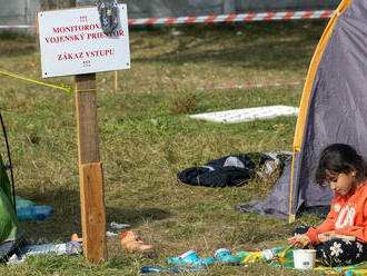 Migranti po voľbách zmizli z hraníc a presunuli sa do miest. Štát s pomocou mešká, no prichádza zima