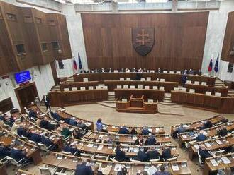 Vláda stále čaká na vymenovanie, no Kollár už odovzdáva parlament. Rozdeľujú sa aj parlamentné posty